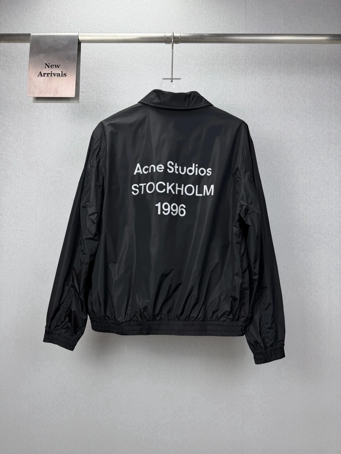 (Top version) Acne Studios 2026 New Arrival Letter Printed Logo Zipper Couple Style Lapel Jacket High Version High Version The fabric is made of polyester fiber technical fabric Internet celebrity Same Style High Version High Quality😘😘 The fabric is waterproof, Wear-Resistant, light, breathable, wind-resistant, very comfortable to the touch, fashionable and individual, super Versatile, a good-looking jacket, very suitable for men and women, a must-have for everyone Packaging, tag, label, washed wheat, complete👍 Color: Black, Beige Size: 42, 44, 46, 48